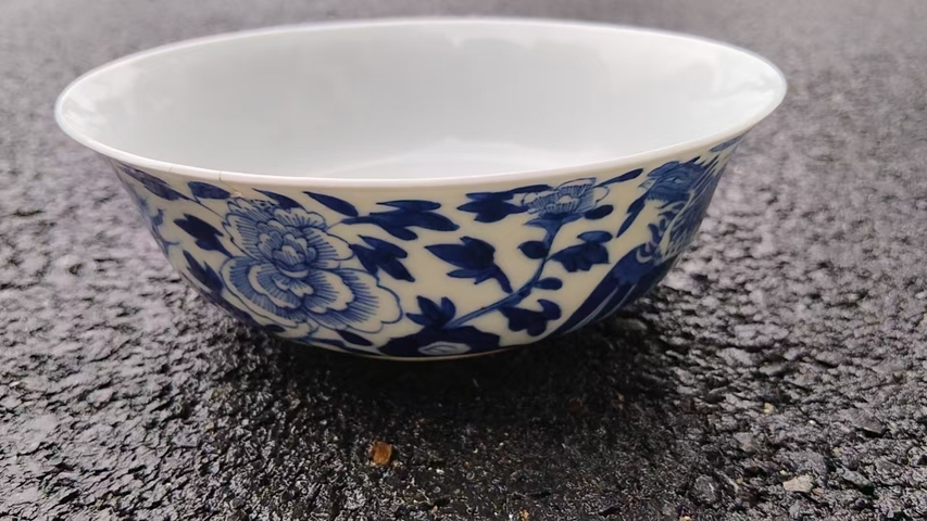 古玩陶瓷鳳穿牡丹紋青花碗真品鑒賞圖