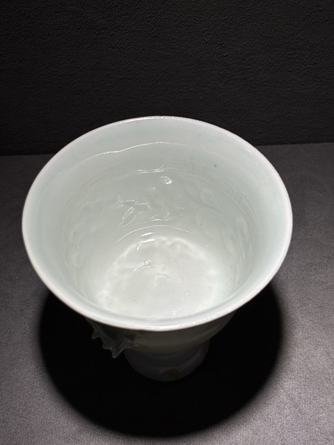 古玩陶瓷青白釉印花花卉貼塑螭龍紋高足杯真品鑒賞圖