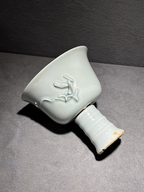 古玩陶瓷青白釉印花花卉貼塑螭龍紋高足杯真品鑒賞圖