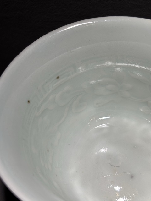 古玩陶瓷青白釉印花花卉貼塑螭龍紋高足杯真品鑒賞圖