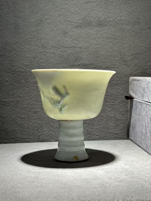 古玩陶瓷青白釉印花花卉貼塑螭龍紋高足杯真品鑒賞圖