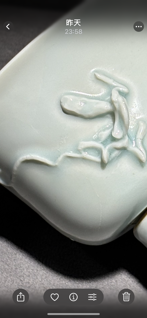 古玩陶瓷青白釉印花花卉貼塑螭龍紋高足杯真品鑒賞圖