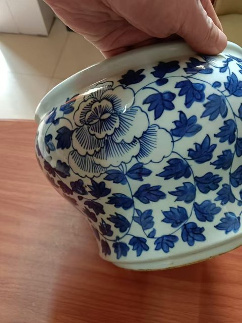 古玩陶瓷花卉紋青花廣口罐真品鑒賞圖