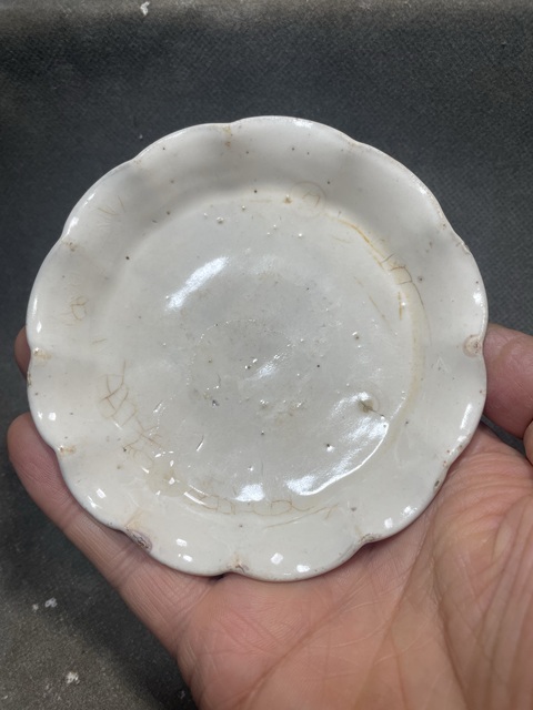 古玩陶瓷白釉花口碟真品鑒賞圖