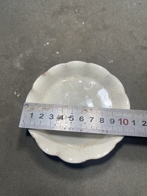 古玩陶瓷白釉花口碟真品鑒賞圖
