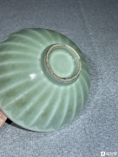 古玩陶瓷龍泉青釉蓮瓣紋碗真品鑒賞圖