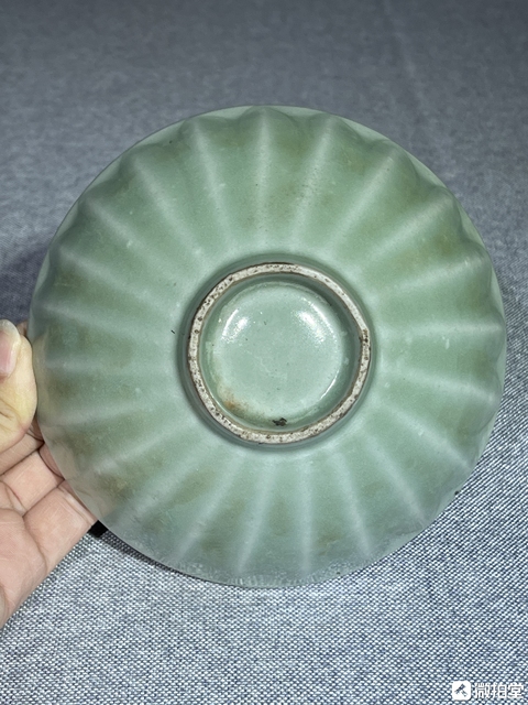 古玩陶瓷龍泉青釉蓮瓣紋碗真品鑒賞圖