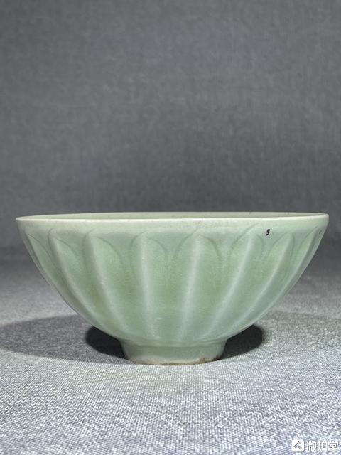 古玩陶瓷龍泉青釉蓮瓣紋碗真品鑒賞圖