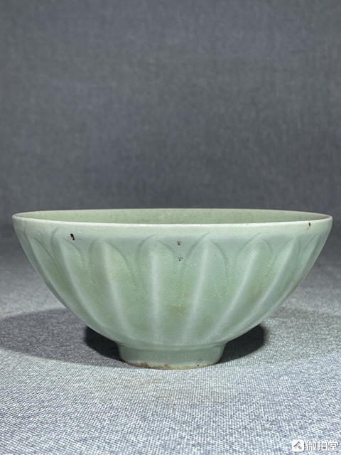 古玩陶瓷龍泉青釉蓮瓣紋碗真品鑒賞圖