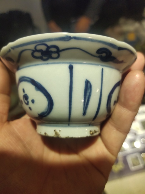 古玩陶瓷花卉紋青花折沿碗真品鑒賞圖