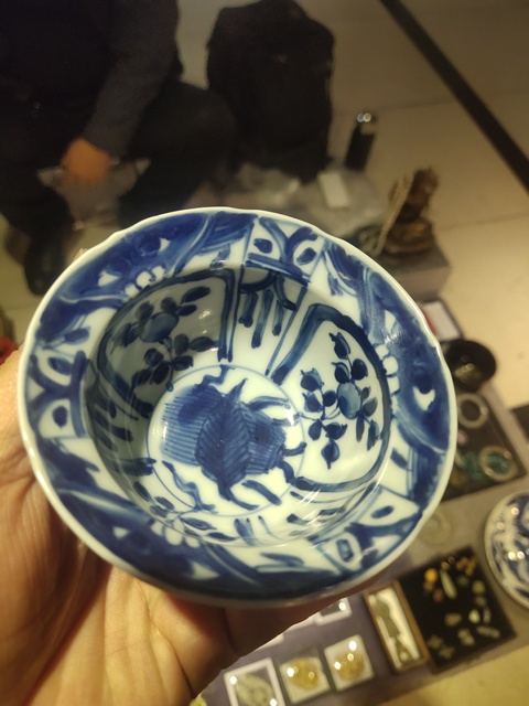 古玩陶瓷花卉紋青花折沿碗真品鑒賞圖