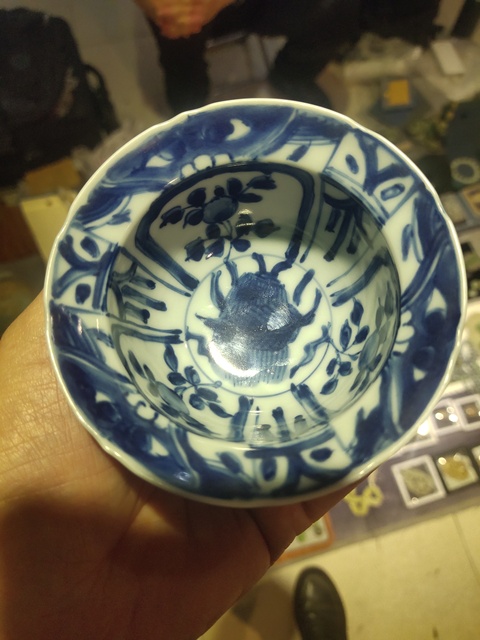 古玩陶瓷花卉紋青花折沿碗真品鑒賞圖