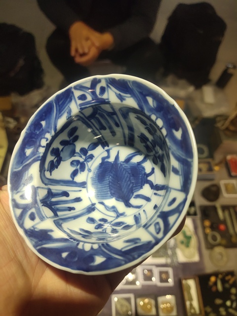 古玩陶瓷花卉紋青花折沿碗真品鑒賞圖