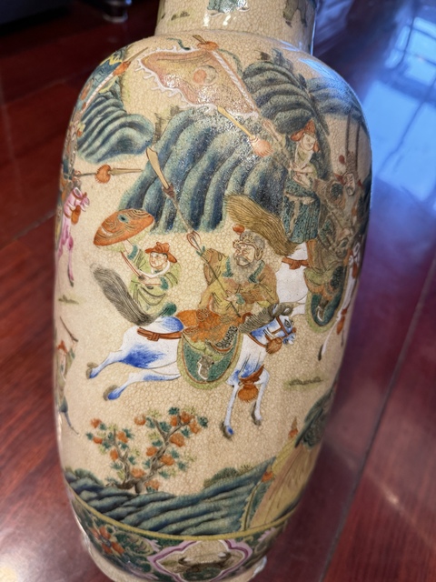 古玩陶瓷哥釉粉彩刀馬人物盤口瓶真品鑒賞圖