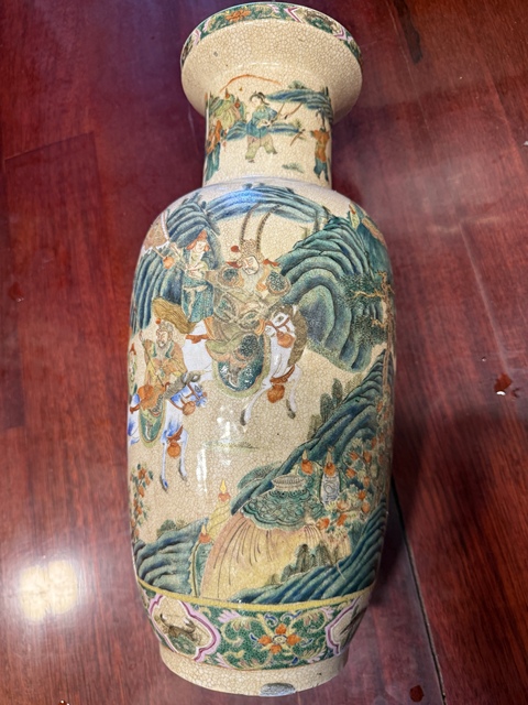 古玩陶瓷哥釉粉彩刀馬人物盤口瓶真品鑒賞圖