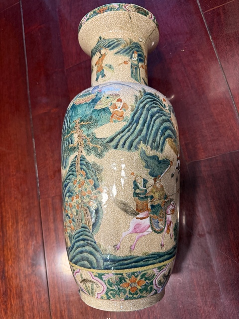 古玩陶瓷哥釉粉彩刀馬人物盤口瓶真品鑒賞圖