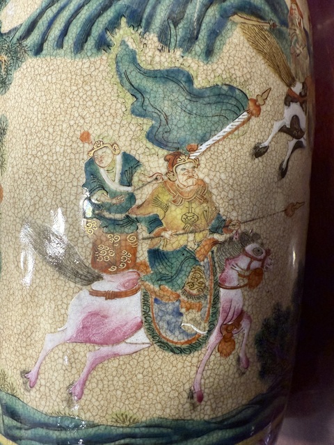 古玩陶瓷哥釉粉彩刀馬人物盤口瓶真品鑒賞圖