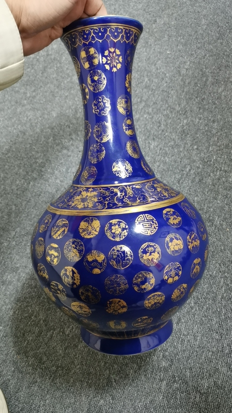 古玩陶瓷藍釉金彩皮球花卉紋賞瓶真品鑒賞圖