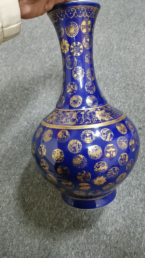 古玩陶瓷藍釉金彩皮球花卉紋賞瓶真品鑒賞圖