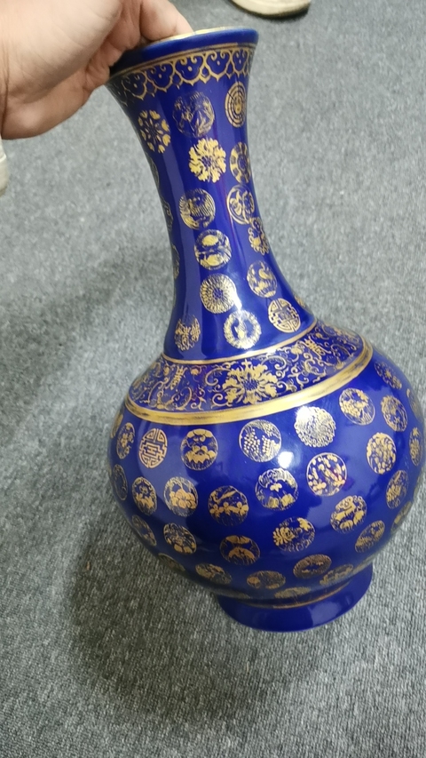 古玩陶瓷藍釉金彩皮球花卉紋賞瓶真品鑒賞圖