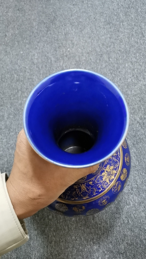 古玩陶瓷藍釉金彩皮球花卉紋賞瓶真品鑒賞圖