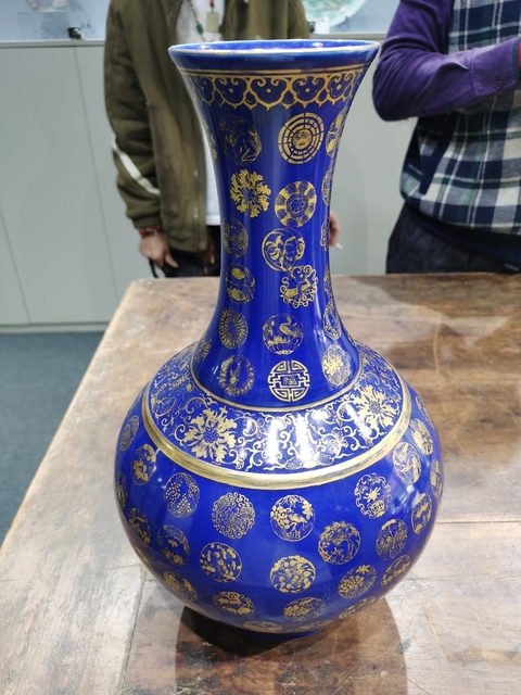 古玩陶瓷藍釉金彩皮球花卉紋賞瓶真品鑒賞圖