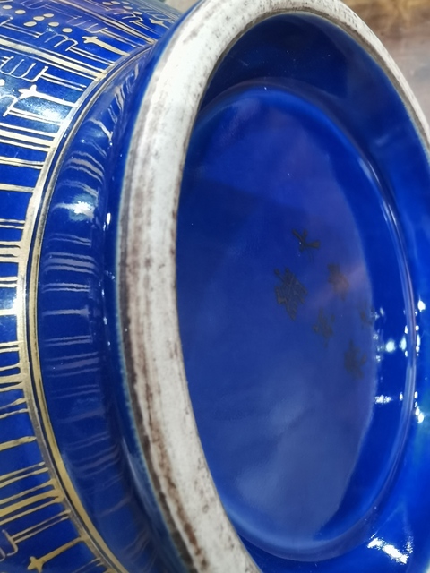 古玩陶瓷藍釉金彩皮球花卉紋賞瓶真品鑒賞圖