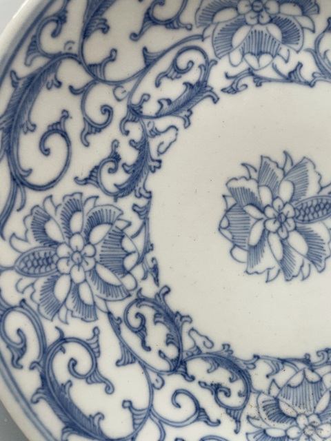 古玩陶瓷乾隆細路淡描青花盤真品鑒賞圖