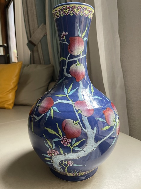 古玩陶瓷藍(lán)釉粉彩桃蝠紋賞瓶真品鑒賞圖