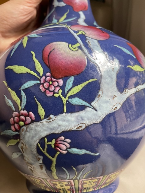 古玩陶瓷藍(lán)釉粉彩桃蝠紋賞瓶真品鑒賞圖