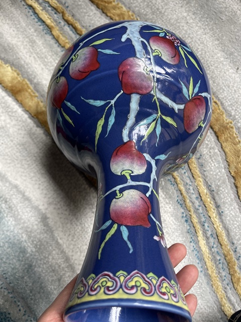 古玩陶瓷藍(lán)釉粉彩桃蝠紋賞瓶真品鑒賞圖