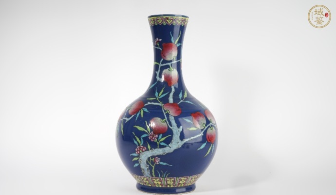 古玩陶瓷藍(lán)釉粉彩桃蝠紋賞瓶真品鑒賞圖