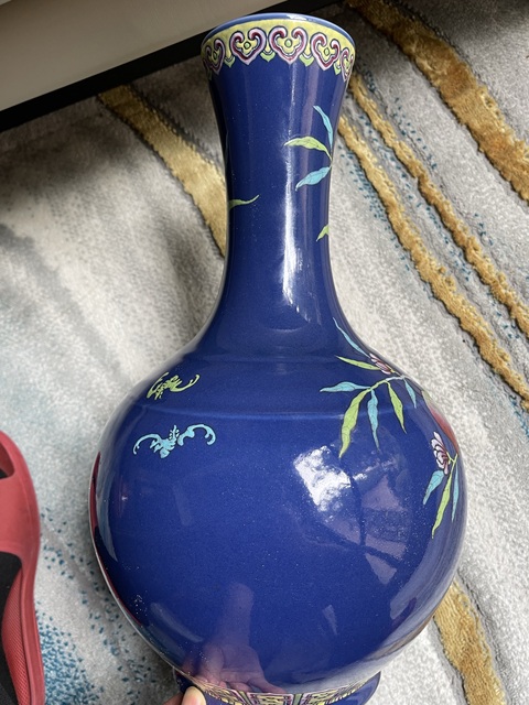 古玩陶瓷藍(lán)釉粉彩桃蝠紋賞瓶真品鑒賞圖