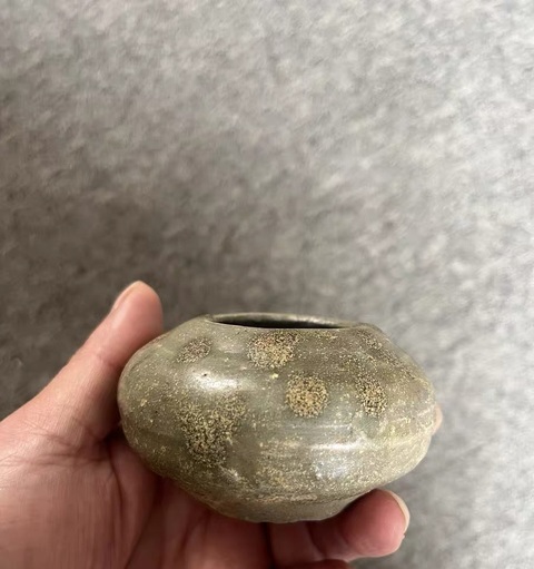 古玩陶瓷越窯青瓷點(diǎn)褐彩水盂拍賣，當(dāng)前價(jià)格3866元