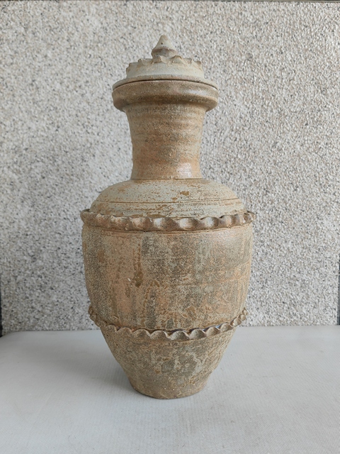 古玩陶瓷青釉貼塑水波紋蓋罐拍賣，當前價格2998元