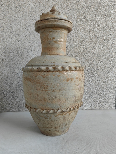 古玩陶瓷青釉貼塑水波紋蓋罐拍賣，當前價格2998元