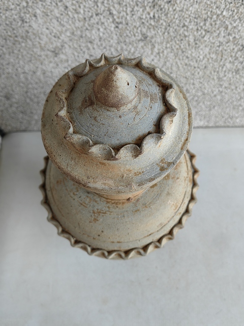 古玩陶瓷青釉貼塑水波紋蓋罐拍賣，當前價格2998元