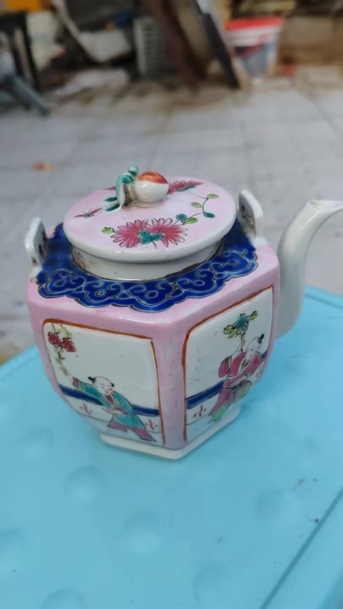 古玩陶瓷粉彩開窗人物方型提梁壺真品鑒賞圖