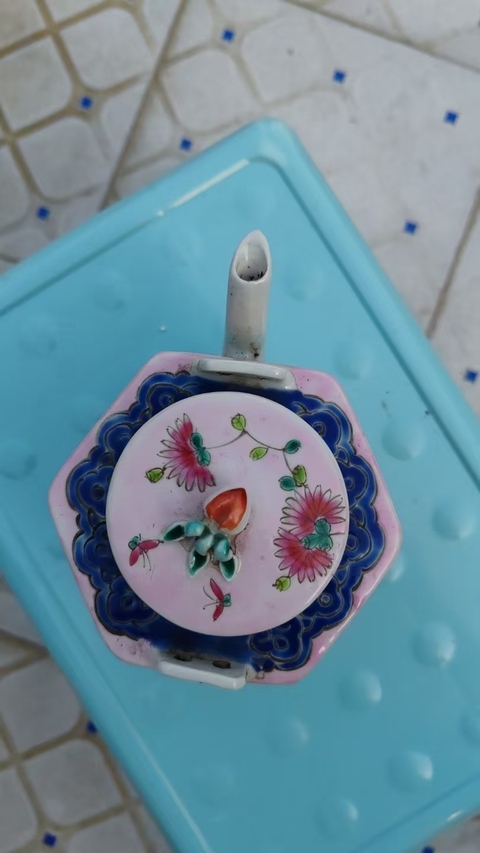 古玩陶瓷粉彩開窗人物方型提梁壺真品鑒賞圖