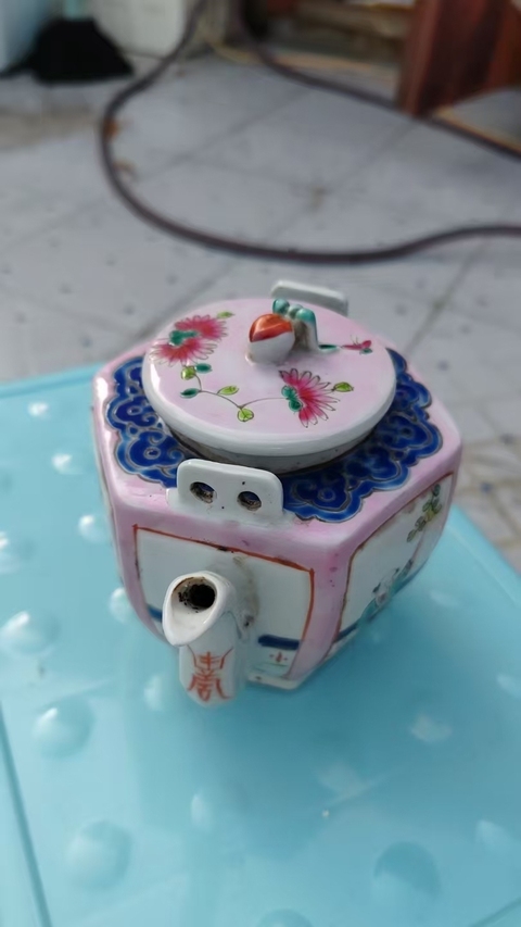 古玩陶瓷粉彩開窗人物方型提梁壺真品鑒賞圖