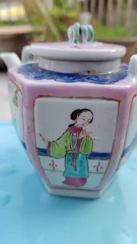 古玩陶瓷粉彩開窗人物方型提梁壺真品鑒賞圖