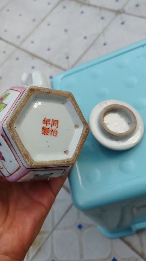 古玩陶瓷粉彩開窗人物方型提梁壺真品鑒賞圖