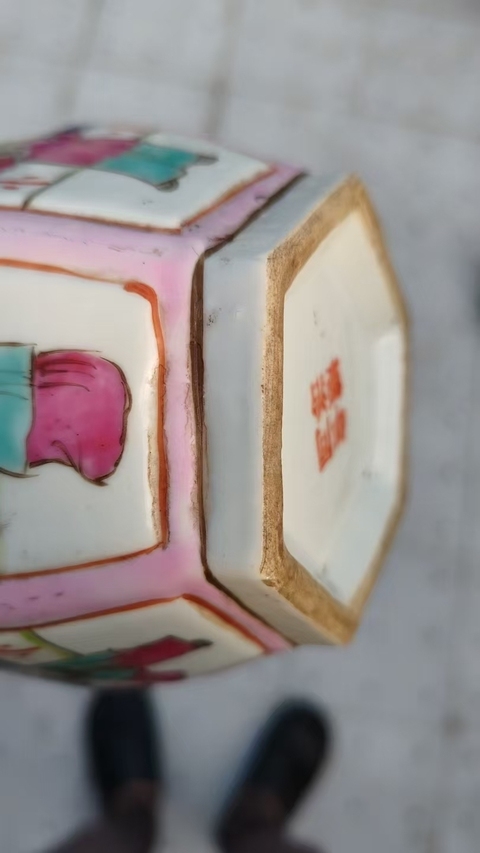 古玩陶瓷粉彩開窗人物方型提梁壺真品鑒賞圖