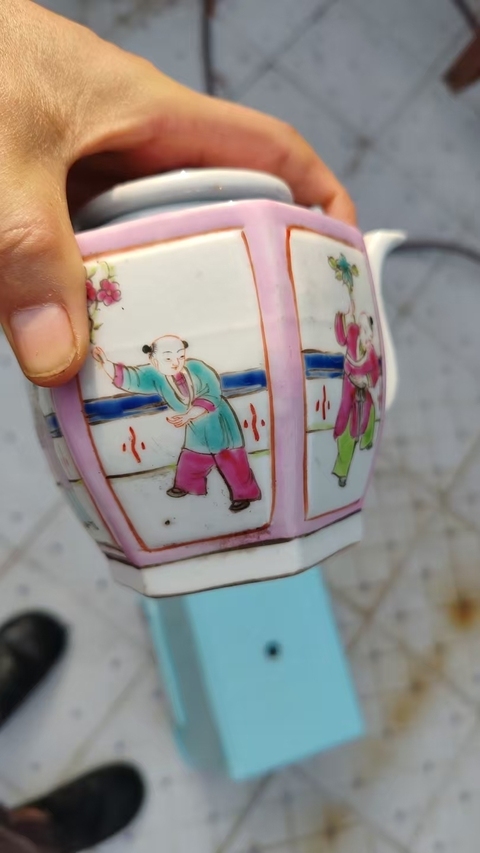 古玩陶瓷粉彩開窗人物方型提梁壺真品鑒賞圖