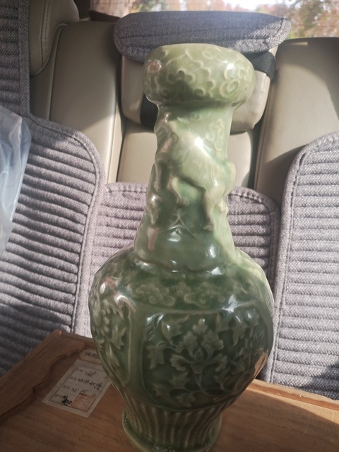 古玩陶瓷龍泉窯青釉印花瓶真品鑒賞圖