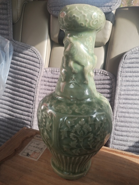 古玩陶瓷龍泉窯青釉印花瓶真品鑒賞圖