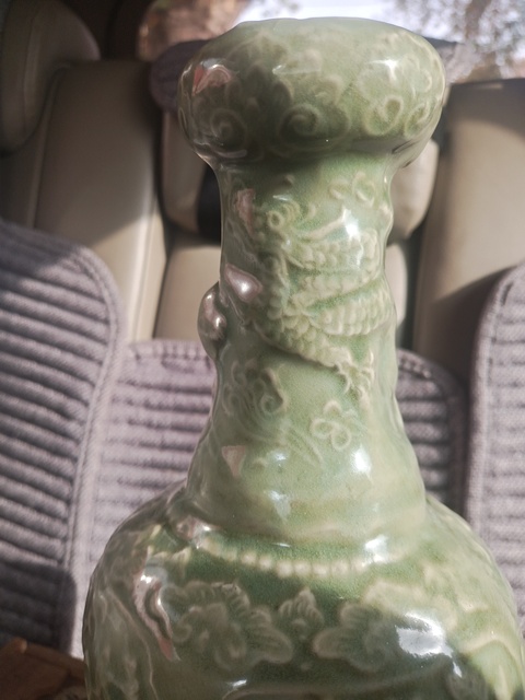古玩陶瓷龍泉窯青釉印花瓶真品鑒賞圖