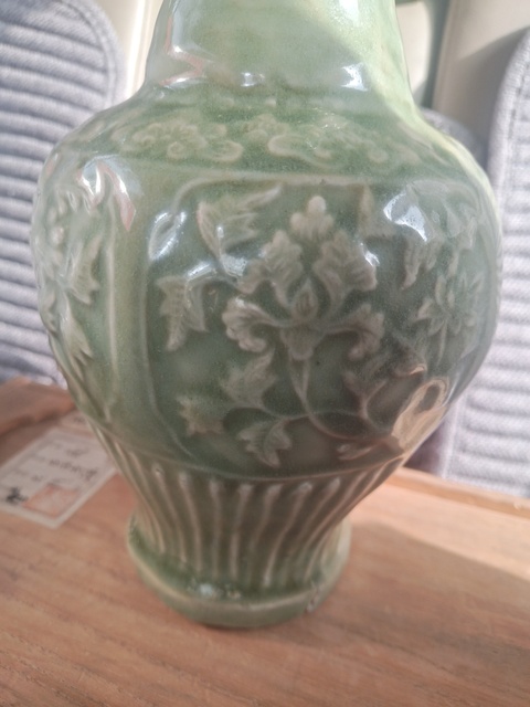 古玩陶瓷龍泉窯青釉印花瓶真品鑒賞圖