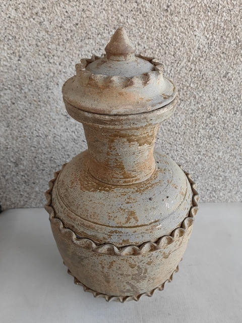 古玩陶瓷青釉貼塑水波紋蓋罐拍賣，當前價格2998元