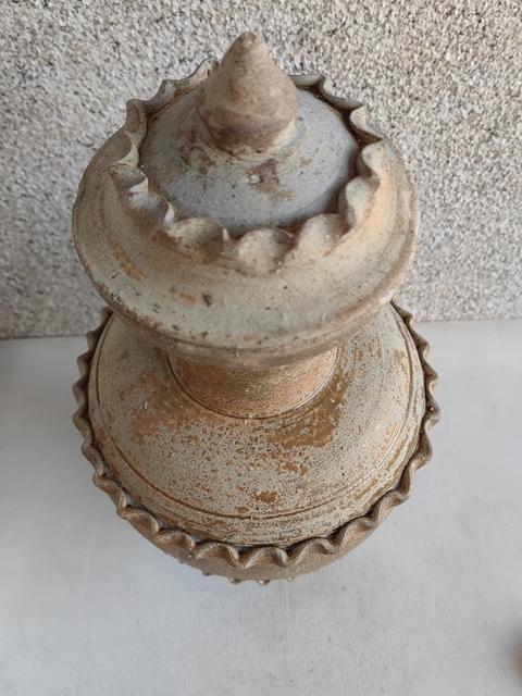 古玩陶瓷青釉貼塑水波紋蓋罐拍賣，當前價格2998元